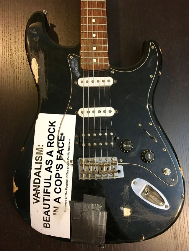 Kurt Cobain'in parçaladığı gitar yaklaşık 600 bin dolara alıcı buldu