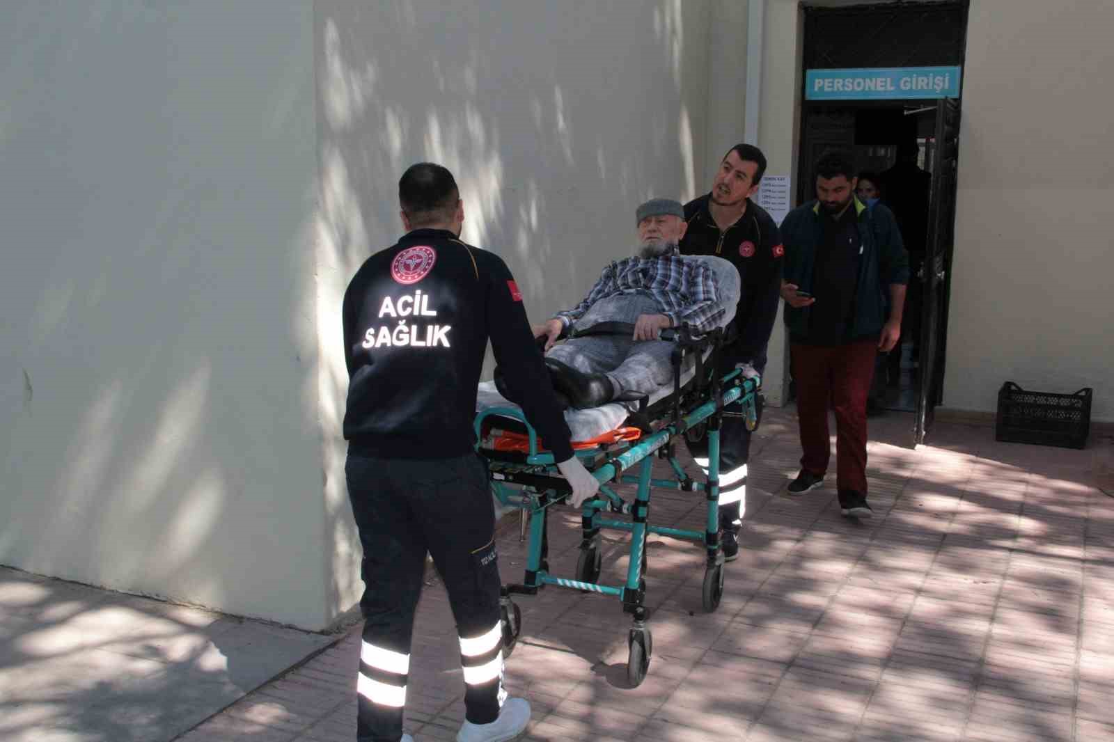 87 yaşındaki Mustafa amca oy kullanmaya ambulansla geldi
