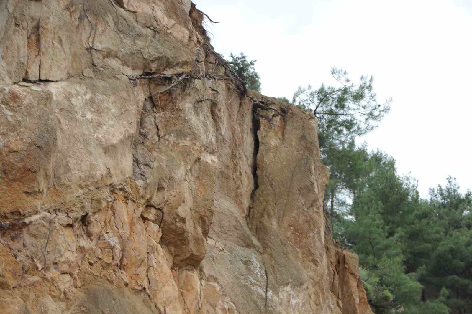 Bilecik-İnhisar karayolunda yarılan kaya parçası tehlike saçıyor