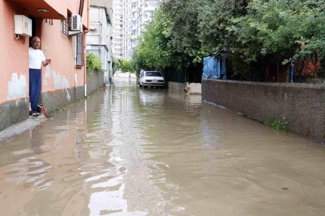 Adana'da sabah saatlerinde etkili olan sağanak her yeri su altında bıraktı