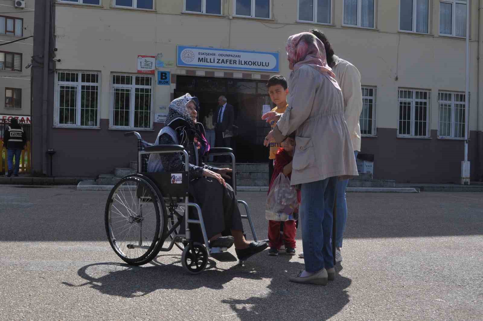 92 yaşındaki Zehra teyze tekerlekli sandalye ile de olsa oyunu kullandı