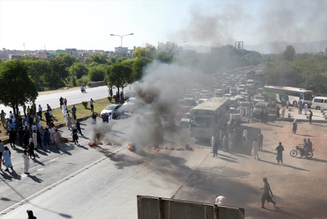 Pakistan'da Imran Khan'ın tutuklanmasının ardından sokaklar savaş alanına döndü: 1 ölü, 12 yaralı