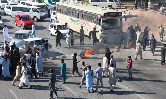 Pakistan'da Imran Khan'ın tutuklanmasının ardından sokaklar savaş alanına döndü: 1 ölü, 12 yaralı