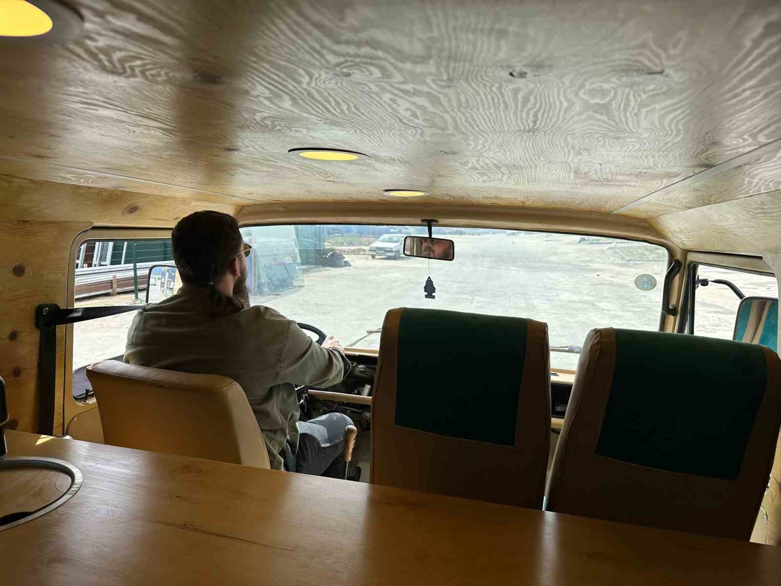 Eskişehir dışına çıkmayan 38 yaşındaki minibüs karavana dönüştü hedefi ülke turu