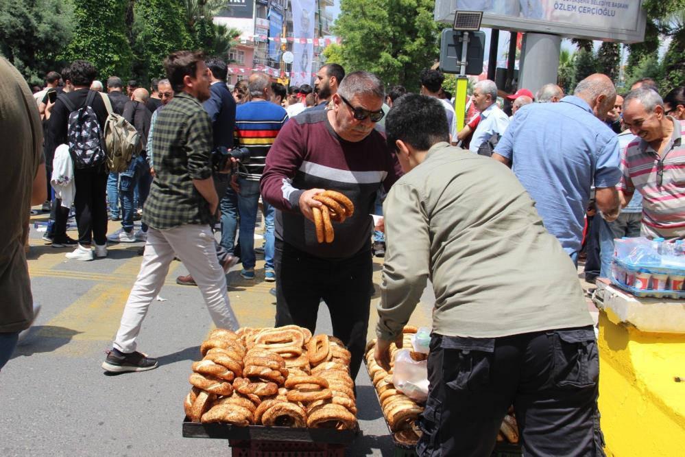 Mitingler simitçilerin yüzünü güldürdü