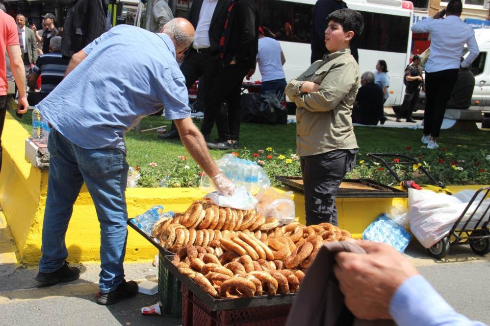 Mitingler simitçilerin yüzünü güldürdü