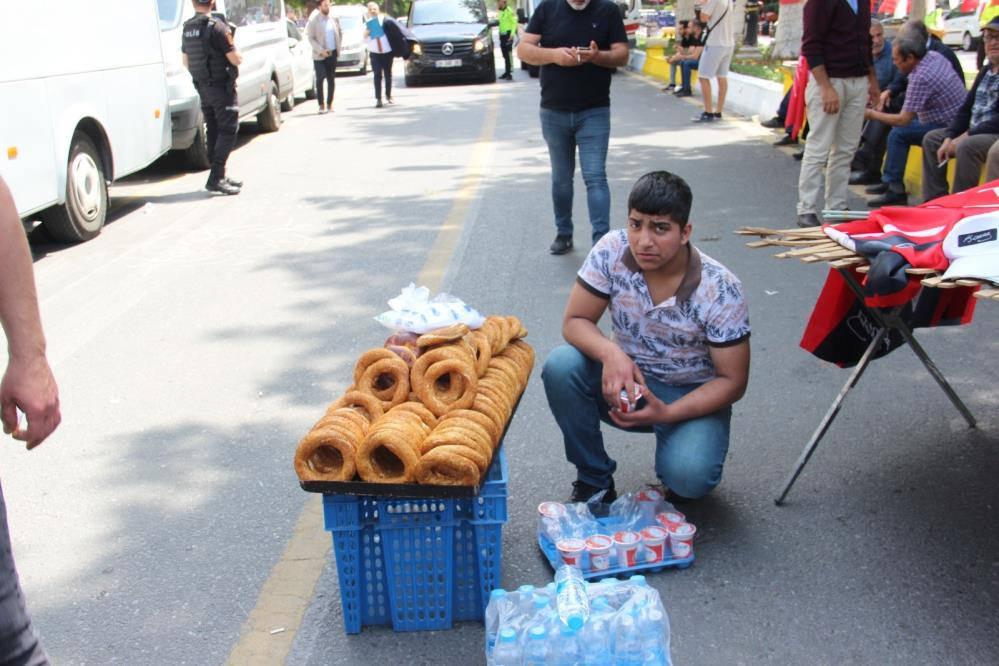 Mitingler simitçilerin yüzünü güldürdü