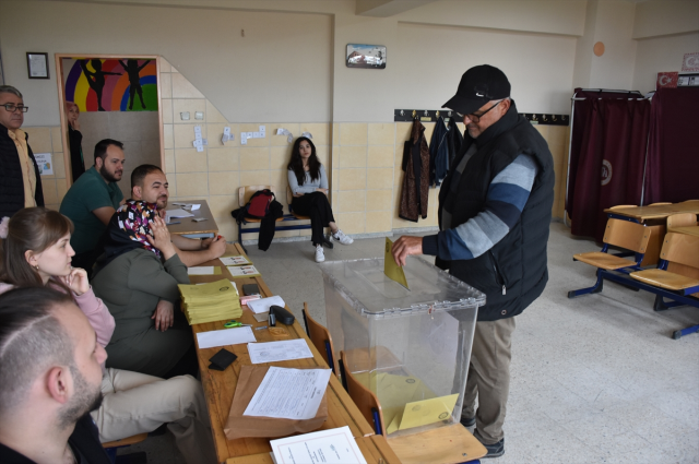 Türkiye sandık başında! İşte oy verme işlemlerinden yansıyan kareler