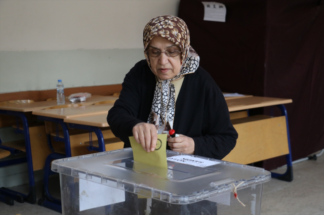 Türkiye sandık başında! İşte oy verme işlemlerinden yansıyan kareler