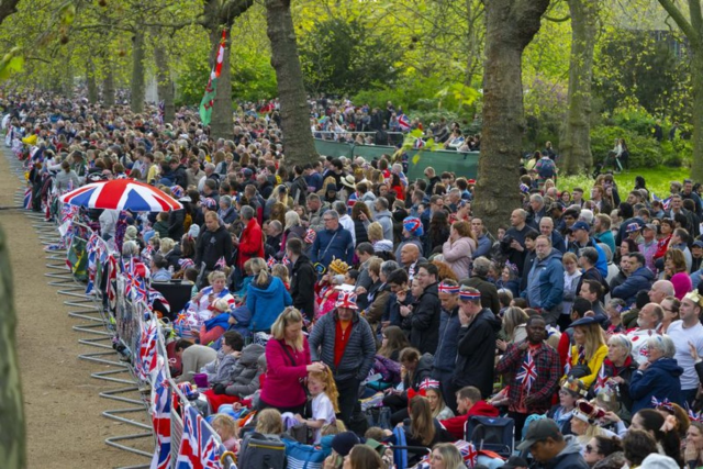 İngiltere'de Kral'ın taç giyme töreni sırasında monarşi karşıtı protesto