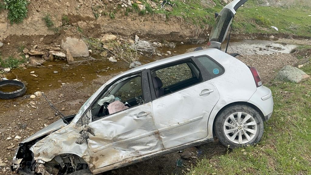 Şarampolden aşağı uçup dereye düşen otomobilin sürücüsü hayatını kaybetti
