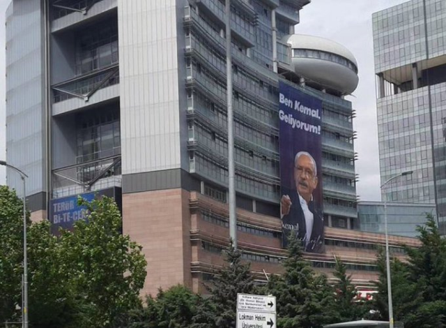 Sandıkların kapanmasına dakikalar kala CHP Genel Merkezi'ne Kılıçdaroğlu pankartı asıldı