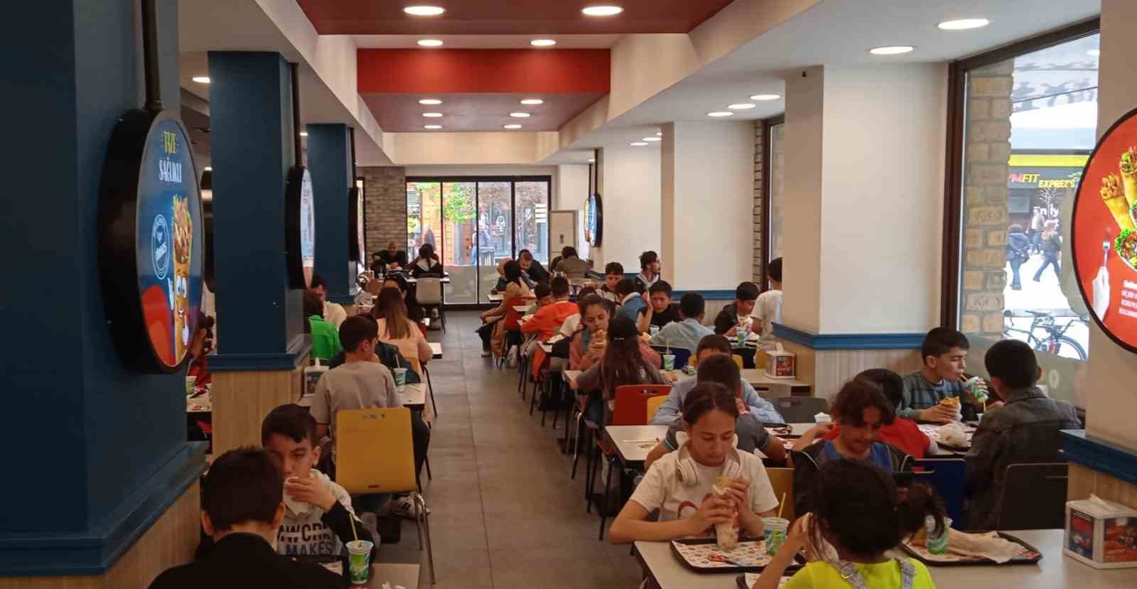 Ankara’dan Eskişehir’e geziye gelen öğrencilerin döner keyfi
