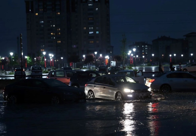 Ankara'da sağanak yağış sonrası yollar dereye döndü, sürücüler ilerleyemedi