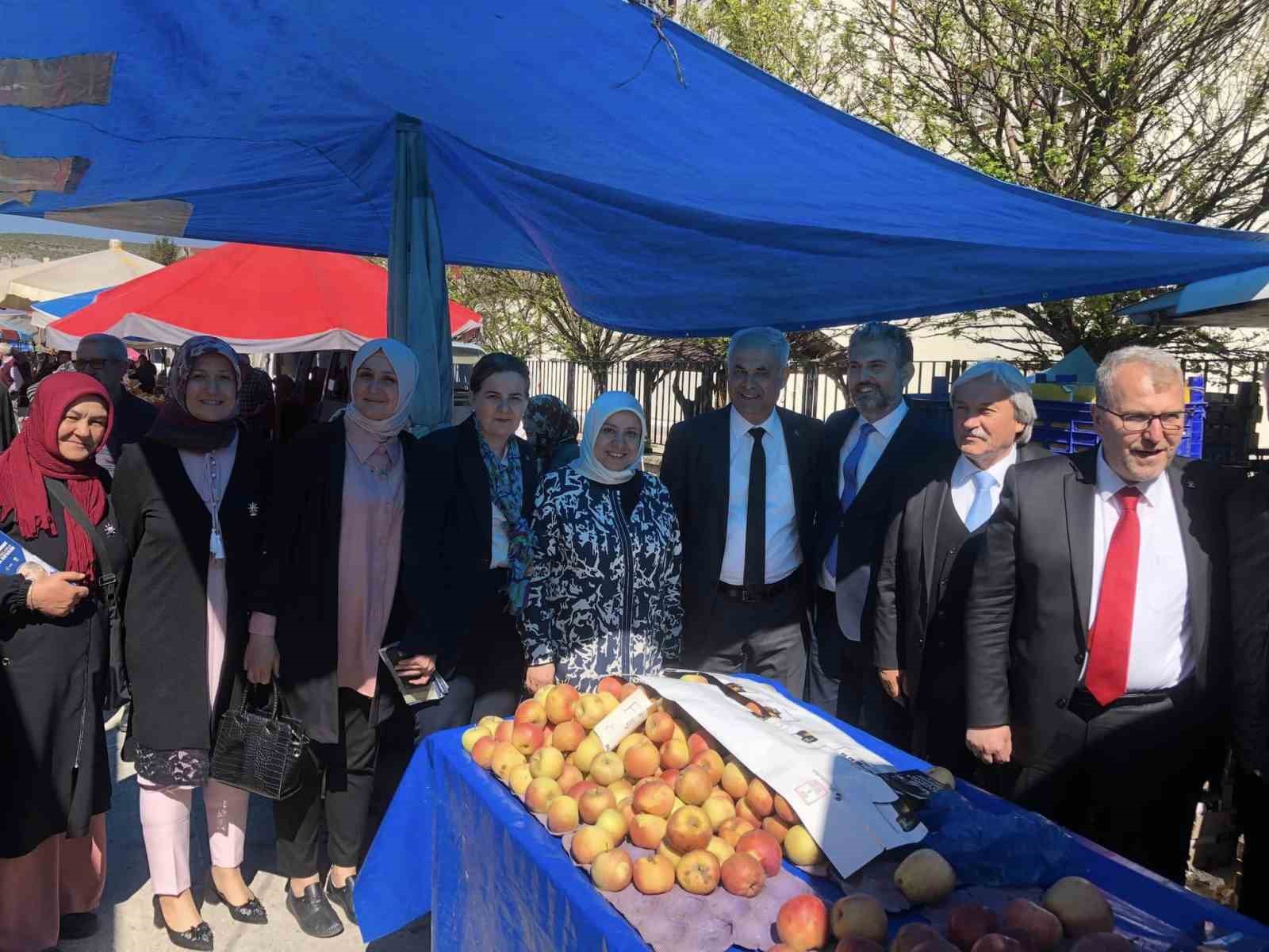 Başkan Tekin ilçe pazarında vatandaşlar ile buluştu