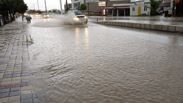 Bilecik'te aniden bastıran sağanak yağış Söğüt-İnhisar kara yolunu ikiye böldü