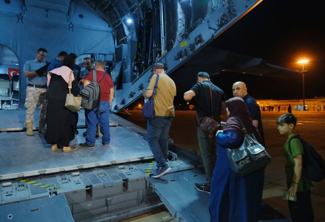 Yangın yerine dönen Sudan'dan tahliyeler sürüyor! Türk vatandaşları askeri uçakla Ankara'ya getirildi