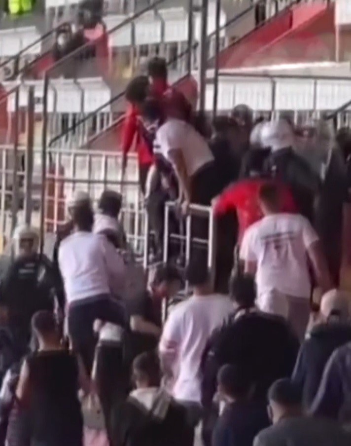 Eskişehirspor - Yeni Mersin İ.Y. maçında yaşanan olaylarda polisler yaralanırken, stat zarar gördü