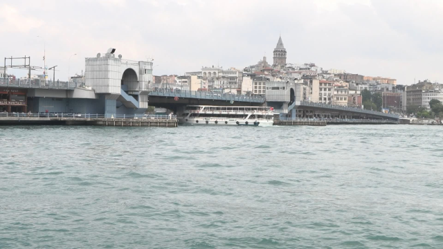 Galata Köprüsü altından geçen tekne, köprüye çarptı