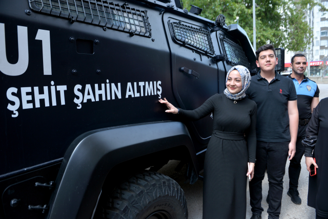 Şehit polisin adı verilen zırhlı araç evine getirildi! Ailesi duygu dolu anlar yaşadı