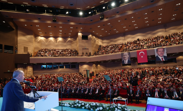 Atama törenine damga vuran an! Cumhurbaşkanı Erdoğan balkondan seslenenleri duyunca espriyi patlattı