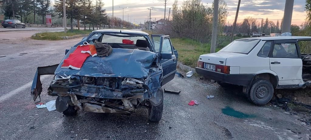 İki otomobilin çarpıştığı kazada 10 kişi yaralandı