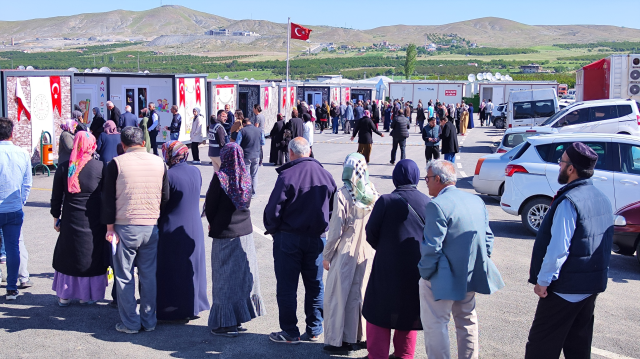 Deprem bölgesinde vatandaşlar sandık başına gitti