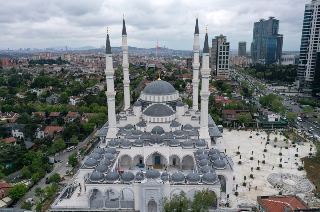 İstanbul'un yeni göz bebeği! 20 bin kişinin aynı anda ibadet edebileceği Barbaros Hayrettin Paşa Camii açıldı