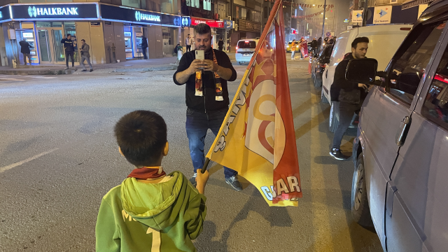 Galatasaray'ın şampiyonluğu sonrası sarı-kırmızılı taraftarlar sokaklara döküldü