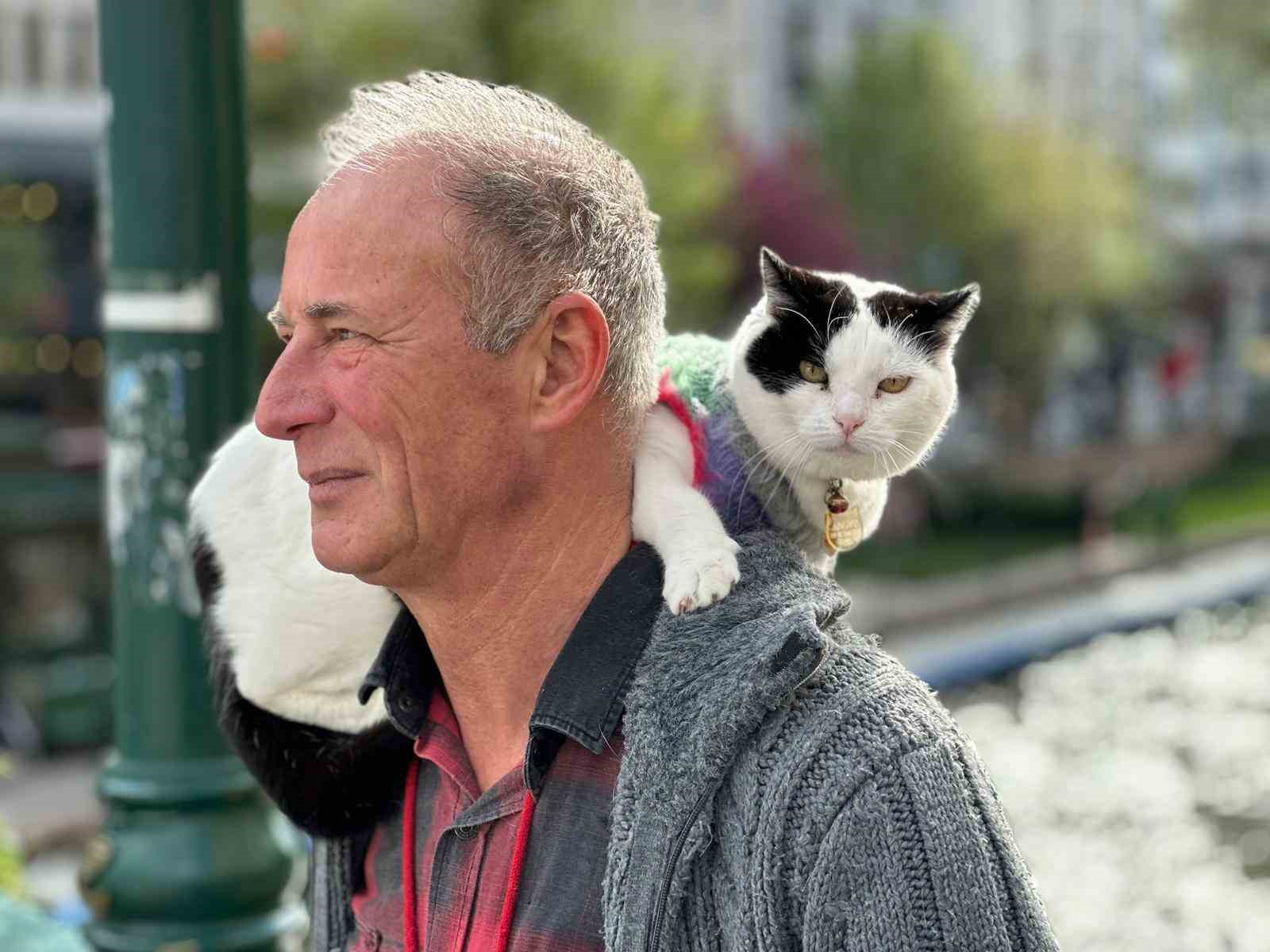 Boynunda kedisi ile tüm Türkiye’yi dolaşıyor