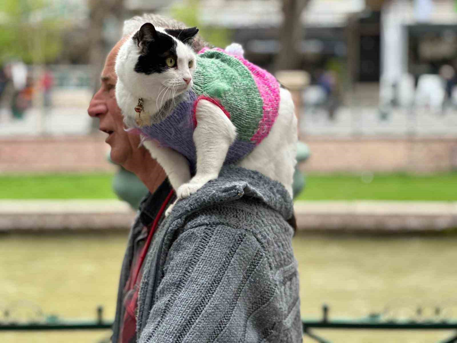 Boynunda kedisi ile tüm Türkiye’yi dolaşıyor
