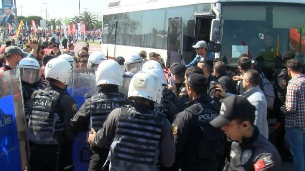 Maltepe'de 1 Mayıs kutlamaları öncesi arbede! Polis otobüsünün camı kırıldı, gözaltılar var