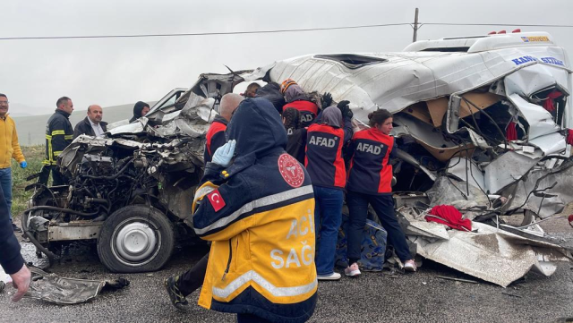 Sivas'ta tır ile yolcu minibüsünün çarpışması sonucu 4 kişi hayatını kaybetti