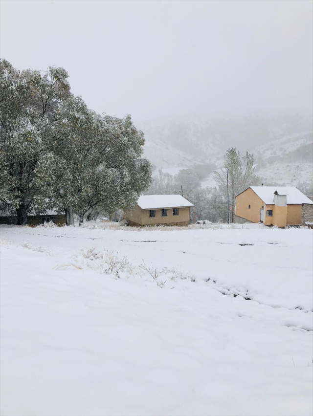 Erzincan'da mayıs ayında kar sürprizi! Az buz değil lapa lapa yağdı