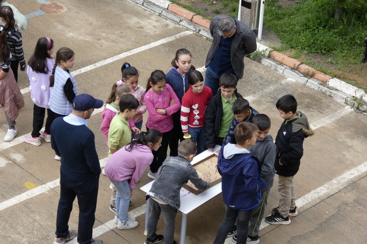 Hisarcık’ta köy okulunda geleneksel çocuk oyunları şenliği