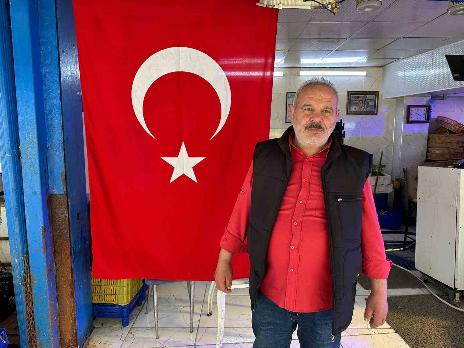19 Mayıs’ta dükkânlar Türk bayraklarıyla donatıldı