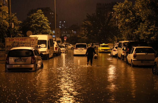 Antalya şiddetli yağmura teslim oldu! Araçlar yolda kaldı, ev ve iş yerlerini su bastı