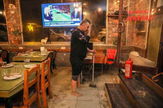 Antalya şiddetli yağmura teslim oldu! Araçlar yolda kaldı, ev ve iş yerlerini su bastı