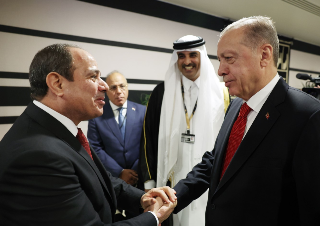 Sisi'den Cumhurbaşkanı Erdoğan'a tebrik telefonu: İki lider karşılıklı olarak büyükelçi atanması hususunda mutabık kaldı