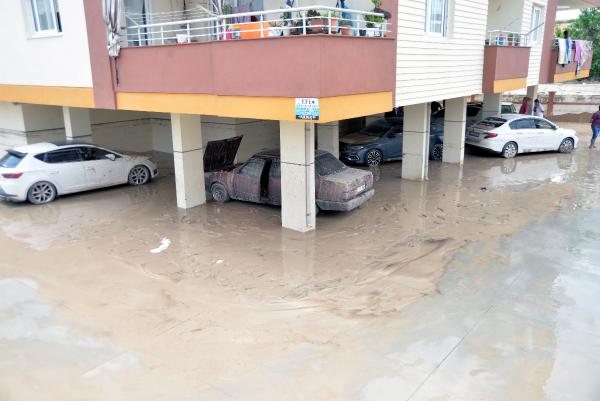 Akdeniz'de sağanak yağış: Ev ve işyerlerini su bastı