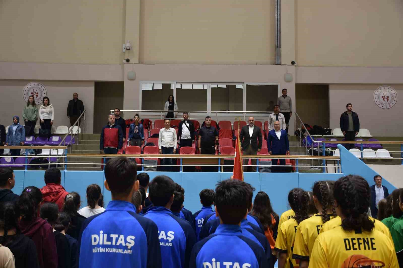 Basketbol yarı final müsabakaları başladı