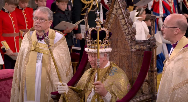 İngiltere'de Kral 3'üncü Charles, dedesinin kullandığı tahta oturdu