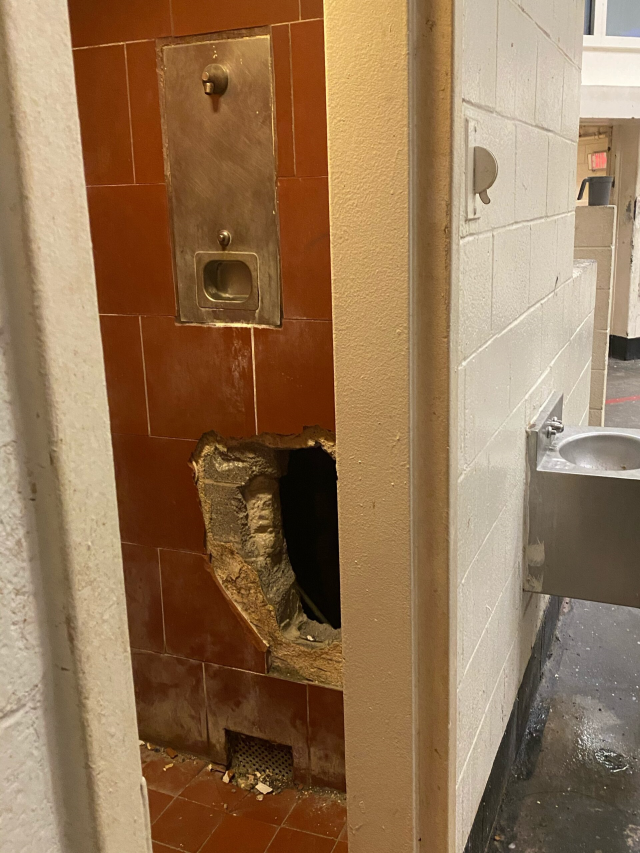 ABD'de bir mahkum, yan hücresindeki adama saldırmak için tünel kazdı