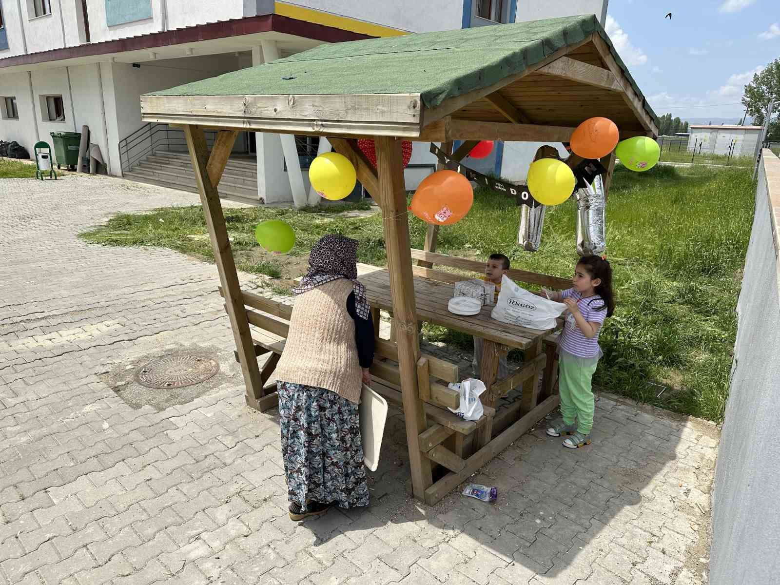 KYK yurdunda yaşayan depremzede çocuğa sürpriz doğum günü kutlaması