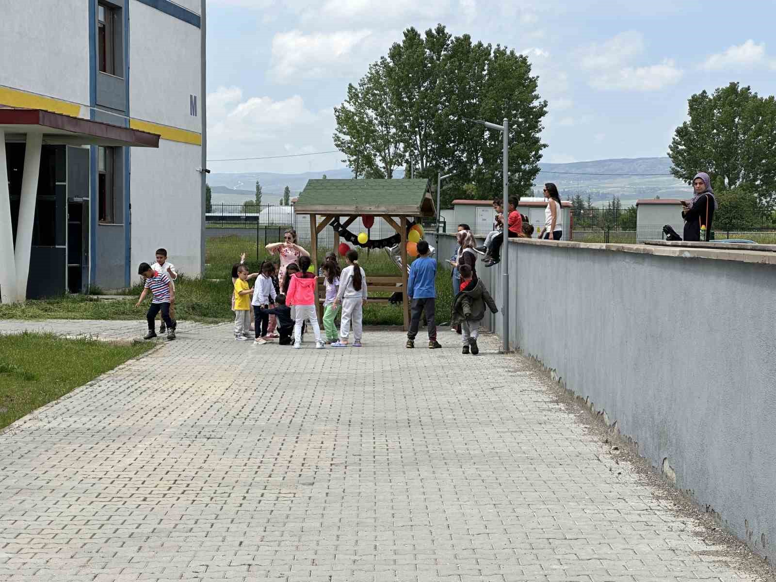 KYK yurdunda yaşayan depremzede çocuğa sürpriz doğum günü kutlaması