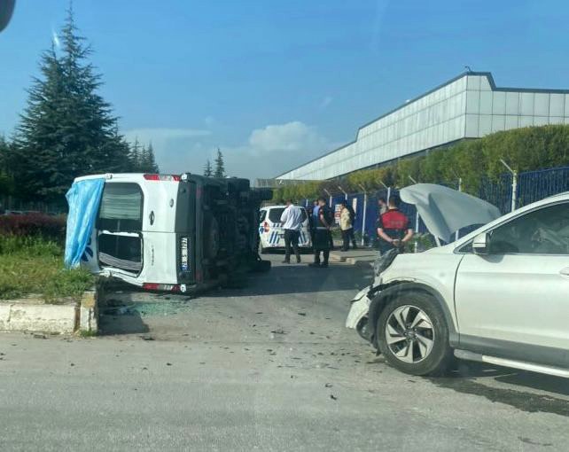 Eskişehir’de işçileri taşıyan minibüs devrildi: 5 kişi yaralandı