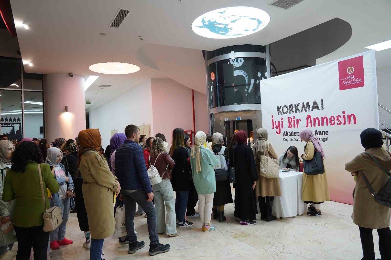 Bilecik’te düzenlenen ’Korkma! İyi Bir Annesin’ adlı söyleşiye büyük ilgi oldu