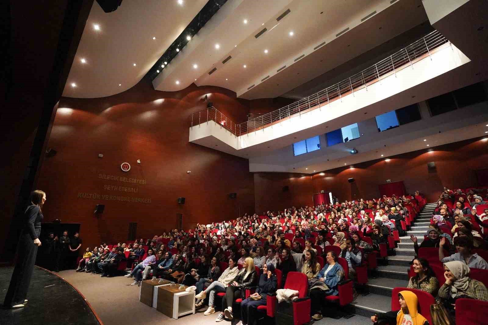 Bilecik’te düzenlenen ’Korkma! İyi Bir Annesin’ adlı söyleşiye büyük ilgi oldu