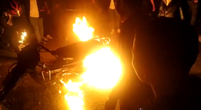Bağcılar'da tehlikeli gösteri: Motosiklet yanıcı sıvı ile ateşe verildi