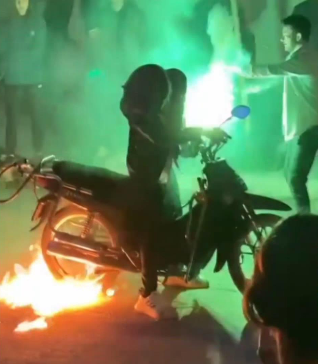 Bağcılar'da tehlikeli gösteri: Motosiklet yanıcı sıvı ile ateşe verildi